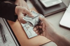 4 Gründe, warum Sie niemals Geld an Freunde oder Familie leihen sollten