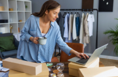 Stell dir vor, du sitzt an einem verregneten Sonntagnachmittag gemütlich auf deinem Sofa, mit einer Tasse heißen Kaffee in der Hand. Du scrollst durch Instagram und siehst all diese Erfolgsgeschichten von Leuten, die mit Dropshipping ein kleines Vermögen gemacht haben. Du fragst dich: "Warum nicht ich?" Das Konzept klingt einfach – keine Lagerhaltung, keine großen Investitionen. Aber wie fängt man an? Du hast vielleicht schon von Shopify gehört, der beliebten Plattform, die es kinderleicht macht, einen eigenen Online-Shop zu erstellen. Doch der Gedanke, alles von Grund auf neu aufzubauen, kann einschüchternd sein. Was wäre, wenn du einfach einen fertigen Shopify-Shop kaufen könntest, der bereits läuft und Gewinne abwirft? Klingt fast zu gut, um wahr zu sein, oder? Überblick über Dropshipping mit Shopify Vorteile des Dropshipping-Modells Beim Dropshipping-Modell übernimmst du keine Lagerhaltung. Du verkaufst Produkte online und der Lieferant versendet sie direkt an deine Kunden. Einfacher geht's nicht, oder? Du kümmerst dich um das Marketing, während der Dropshipping-Anbieter die Bestellung abwickelt. Dadurch sparst du dir die mühsame Lagerhaltung und kannst dich voll und ganz auf den Verkauf konzentrieren. Ein weiterer Vorteil ist die geringe Anfangsinvestition. Du brauchst kein Kapital für Warenbestände. Die Kosten bleiben überschaubar, was Dropshipping ideal für den Einstieg macht. Wenn du dir unsicher bist, ein großes Risiko einzugehen, bietet Dropshipping eine bewährte Möglichkeit, Online Geld zu verdienen. Flexibilität ist der dritte große Vorteil. Du hast volle Kontrolle über das Produktangebot und den Shop. Du reagierst schnell auf Trends und Marktänderungen, ohne auf große Lagerbestände Rücksicht nehmen zu müssen. Schlägt ein Produkt nicht an? Kein Problem, du ersetzt es einfach durch ein anderes. Der Einstieg in Dropshipping mit Shopify Mit Shopify fällt dir der Einstieg ins Dropshipping leicht. Warum Shopify? Die Plattform ermöglicht eine intuitive Shop-Erstellung, selbst wenn du keine technischen Kenntnisse hast. Du wählst aus vielen Vorlagen und passt sie deinem Geschmack an. Außerdem gibt es viele Apps, die dir bei Aufgaben wie Lagerverwaltung, Marketing und Verkauf helfen. Die Einbindung von Anbietern ist ebenfalls unkompliziert. Mit wenigen Klicks verknüpfst du deinen Shopify-Shop mit Anbietern wie Oberlo oder Spocket. Diese Anbieter liefern Produkte direkt an deine Kunden, während du dich auf den Verkauf konzentrierst. Auch das Marketing ist auf Shopify leicht. SEO-freundliche Tools und andere Marketing-Apps stehen dir zur Verfügung. Brauchst du Inspiration? Dieser Leitfaden zeigt dir, wie du Schritt für Schritt erfolgreich Dropshipping betreibst und Online Geld verdienen kannst. Ein gut aufgebauter Shopify-Shop zieht Kunden an und macht das Einkaufen einfach. Wenn du Tipps und Geschichten anderer erfolgreicher Dropshipping-Unternehmer suchst, schau hier vorbei. Diese Ressourcen bieten wertvolle Einblicke und helfen dir, deine eigene Strategie zu entwickeln. Schlüsselfaktoren Beim Kauf eines Shopify Dropshipping-Shops Bewertung der Produktkategorie und Zielgruppe Beim Kauf eines Shopify Dropshipping-Shops ist die Produktkategorie entscheidend. Überleg dir, welche Produkte dich interessieren und wie groß der Markt dafür ist. Möchtest du Produkte verkaufen, die ständig gefragt sind, oder spezialisierte Nischenprodukte? Die Zielgruppe ist ebenso wichtig. Hast du eine Vorstellung, wer deine Produkte kaufen wird? Stell dir vor, du kaufst einen Laden, der Fitnessgeräte verkauft. Deine Zielgruppe sind wahrscheinlich Fitnessbegeisterte und Menschen, die Sport lieben. Kennst du ihre Bedürfnisse und Wünsche? Wenn ja, fällt es dir leichter, Marketingstrategien zu entwickeln, die deine Zielgruppe ansprechen. Ein weiterer Punkt ist die Wettbewerbsanalyse. Untersuche, wie viele andere Shops ähnliche Produkte anbieten. Zu viel Konkurrenz kann es dir schwer machen, dich zu behaupten. Zu wenig kann andeuten, dass keine Nachfrage besteht. Tools wie Google Trends und Keywords-Analysen können dir hier wertvolle Einblicke geben. Analyse des Shop-Designs und der Benutzerfreundlichkeit Das Design deines Shopify-Shops beeinflusst maßgeblich den ersten Eindruck und die Benutzererfahrung. Ist die Webseite ansprechend und professionell gestaltet? Ein gutes Design zieht Besucher an und hält sie länger auf deiner Seite. Achte auf eine klare Navigation und gut sichtbare Call-to-Actions. Die Benutzerfreundlichkeit ist ebenfalls wichtig. Kann man sich auf der Seite leicht zurechtfinden? Eine intuitive Navigation und kurze Ladezeiten verbessern die User Experience und können die Konversionsrate erhöhen. Teste den Shop aus der Sicht deiner Kunden. Klick dich durch die verschiedenen Seiten und prüfe, ob alles reibungslos funktioniert. Die mobile Optimierung ist ein weiterer wichtiger Aspekt. Da viele Menschen über Smartphones einkaufen, muss der Shop auch auf mobilen Geräten gut aussehen und funktionieren. Ein nicht-mobilfreundlicher Shop kann potenzielle Kunden abschrecken. Laut einer Studie von Statista nutzen über 50% der Deutschen ihr Smartphone zum Online-Shopping (Quelle: Statista). Berücksichtige auch die Integration von Zahlungsmethoden. Sind alle gängigen Zahlungsmöglichkeiten wie PayPal und Kreditkarte vorhanden? Eine breite Auswahl an Zahlungsmethoden kann die Kaufbereitschaft deiner Kunden erhöhen und dir dabei helfen, Online Geld zu verdienen. Risiken und Herausforderungen Finanzielle Überlegungen Beim Kauf eines bestehenden Shopify-Dropshipping-Shops denkst du vielleicht, dass du direkt Online Geld verdienen kannst. Doch es gibt finanzielle Aspekte, die du beachten solltest, um Überraschungen zu vermeiden. Ein guter Dropshipping-Shop mag auf den ersten Blick verlockend wirken, aber was steckt dahinter? Stell dir vor, du kaufst ein Auto: Du willst wissen, ob es regelmäßig gewartet wurde und in gutem Zustand ist. Genauso möchtest du bei einem Shopify-Shop wissen, wie es um die Einnahmen und Ausgaben steht. Analysiere die Gewinnmargen gründlich. Sind die Produkte profitabel? Überprüfe die Kosten für Werbung und den Versand sorgfältig. Denke auch an Rücklagen. Selbst bei erfolgreichen Shops kann sich die Marktlage ändern. Hast du genug finanziellen Spielraum, um eine Durststrecke zu überstehen? Setze nicht alles auf eine Karte. Eine solide finanzielle Planung sichert deinen Erfolg im Dropshipping-Geschäft. Rechtliche Aspekte und Compliance Neben finanziellen Überlegungen sind rechtliche Aspekte ein bedeutendes Thema. Hast du den Shop gekauft, bist du auch für alle rechtlichen Verpflichtungen verantwortlich. Es reicht nicht, eine coole Webseite zu haben; du musst dich auch an rechtliche Vorgaben halten. Stell dir vor, du kaufst einen Tisch, der bereits zusammengebaut ist, aber einige Schrauben fehlen. Das wäre störend, oder? Genauso störend ist es, wenn der Shop nicht den rechtlichen Anforderungen entspricht. Dein Impressum muss korrekt sein, Datenschutzerklärungen müssen vorhanden sein und AGB sollten ebenfalls rechtssicher sein. Verstöße können teuer werden. Richtige Compliance ist ein ständiger Prozess. Du musst sicherstellen, dass die Versandbedingungen den europäischen Richtlinien entsprechen. Auch Steuervorschriften (z.B. Umsatzsteuer) sind zu beachten. Möchtest du sicher sein, konsultiere Experten oder nutze Rechtsportale wie eRecht24, um dich zu informieren. Performance-Optimierung eines Shopify Dropshipping-Shops Wichtige KPIs und Performance-Messung Damit dein Dropshipping-Shop wirklich erfolgreich wird, musst du deine Leistung regelmäßig messen. Aber welche Kennzahlen sind dabei wichtig? Klar, du kennst vielleicht schon Begriffe wie Conversion-Rate oder Warenkorbabbruchrate, aber lass uns das mal einfacher erklären. Zuerst ist die Conversion-Rate entscheidend. Sie zeigt dir, wie viele deiner Besucher tatsächlich etwas kaufen. Du kannst verschiedene Werkzeuge wie Google Analytics nutzen, um diese Rate zu überwachen und zu optimieren. Du fragst dich vielleicht, wie? Nun, indem du zum Beispiel die Benutzerfreundlichkeit deines Shops verbesserst. Dann gibt's die Warenkorbabbruchrate. Diese Zahl zeigt dir, wie viele Kunden zwar Produkte in den Warenkorb legen, aber den Kauf nicht abschließen. Das kann frustrierend sein, oder? Eine Möglichkeit, diese Rate zu senken, ist, den Checkout-Prozess zu vereinfachen und versteckte Kosten zu vermeiden. Umsatz ist ein weiterer wichtiger KPI. Klar, das klingt offensichtlich, aber es geht nicht nur um den Betrag, den du verdienst, sondern auch darum, wie dieser Umsatz zustande kommt. Ist es ein einzelner Kauf oder kaufen Kunden regelmäßig bei dir ein? Hier hilft ein gut durchdachtes Kundenbindungsprogramm. Strategien zur Steigerung der Verkaufszahlen Du fragst dich wahrscheinlich, wie du die Verkaufszahlen deines Shopify-Dropshipping-Shops steigern kannst. Keine Sorge, hier sind einige bewährte Strategien. Erstens, nutze Social Media Marketing. Instagram, Facebook und TikTok sind mächtige Werkzeuge, um deine Produkte zu bewerben und eine Verbindung zu deinen Kunden aufzubauen. Hast du schon mal an Influencer-Marketing gedacht? Ein Influencer kann deine Marke auf eine ganz neue Ebene heben. Zweitens, biete Sonderaktionen und Rabatte an. Menschen lieben es, ein Schnäppchen zu machen. Eine zeitlich begrenzte Aktion kann die Dringlichkeit erhöhen und deine Verkaufszahlen ankurbeln. Eine weitere effektive Strategie ist das E-Mail-Marketing. Sammle die E-Mail-Adressen deiner Kunden und sende ihnen regelmäßig Newsletter. Denk daran, das Ganze persönlich und interessant zu gestalten, damit deine E-Mails nicht einfach im Spam-Ordner landen. Und schließlich, vergiss nicht die Suchmaschinenoptimierung (SEO). Mit den richtigen Keywords, wie zum Beispiel "Dropshipping" oder "Online Geld verdienen," kann dein Shop besser in den Suchergebnissen ranken. Ein höheres Ranking führt zu mehr Besuchern und letztendlich mehr Verkäufen. Fazit Der Kauf eines bestehenden Shopify-Dropshipping-Shops kann dir einen schnellen Einstieg in die Welt des E-Commerce ermöglichen. Mit den richtigen Strategien und einer soliden Planung kannst du die Performance deines Shops kontinuierlich verbessern. Nutze die Vorteile von Social Media Marketing, E-Mail-Kampagnen und SEO, um deine Verkaufszahlen zu steigern und deine KPIs zu optimieren. Denke daran, rechtliche und finanzielle Aspekte stets im Blick zu behalten, um langfristig erfolgreich zu sein. Mit Engagement und den richtigen Tools steht deinem Erfolg im Dropshipping nichts im Weg. Viel Erfolg bei deinem Shopify-Abenteuer! Häufige Fragen und Antworten Was ist Dropshipping? Dropshipping ist ein Geschäftsmodell, bei dem der Verkauf von Produkten ohne Lagerhaltung erfolgt. Händler kaufen die Produkte bei Bedarf von Drittanbietern und versenden sie direkt an die Kunden. Welche Vorteile bietet Dropshipping? Dropshipping bietet niedrige Anfangsinvestitionen, keine Lagerhaltungskosten und eine einfache Skalierbarkeit des Geschäfts. Es erfordert auch keine Vorkenntnisse im Handel. Warum Shopify für Dropshipping nutzen? Shopify ist eine benutzerfreundliche E-Commerce-Plattform, die schnelle Einrichtung, zahlreiche Anpassungsmöglichkeiten und viele nützliche Integrationen speziell für Dropshipping bietet. Was sollte man beim Kauf eines bestehenden Shopify-Dropshipping-Shops beachten? Man sollte die finanzielle Lage des Shops prüfen, bestehende Verträge und Lieferantenverhältnisse verstehen und die Performance-Daten des Shops analysieren, z.B. Umsatz und Conversion-Rate. Welche Risiken gibt es beim Dropshipping? Risiken beim Dropshipping umfassen niedrige Gewinnmargen, Lieferprobleme, Qualitätsschwankungen bei Produkten und rechtliche Herausforderungen wie Zollbestimmungen und Verbraucherschutz. Wie kann man die Performance eines Shopify-Dropshipping-Shops messen? Wichtige KPIs für die Performance-Messung sind die Conversion-Rate, die Warenkorbabbruchrate und der Gesamtumsatz. Diese Kennzahlen helfen, den Erfolg des Shops zu bewerten und gezielte Verbesserungen vorzunehmen. Welche Strategien steigern die Verkaufszahlen im Dropshipping? Effektive Strategien sind Social Media Marketing, Sonderaktionen, E-Mail-Marketing und Suchmaschinenoptimierung. Diese Ansätze erhöhen die Sichtbarkeit und Attraktivität des Shops für potenzielle Kunden. Wie wichtig ist rechtliche Compliance im Dropshipping? Rechtliche Compliance ist essenziell, um Strafgebühren und Rechtsstreitigkeiten zu vermeiden. Dropshipping Shopify Shop kaufen